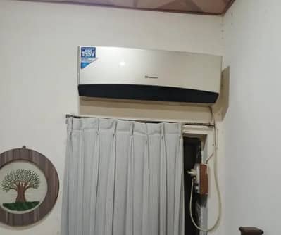 Ac 1.5 ton original gass just like new 10/10 chill room 10 min