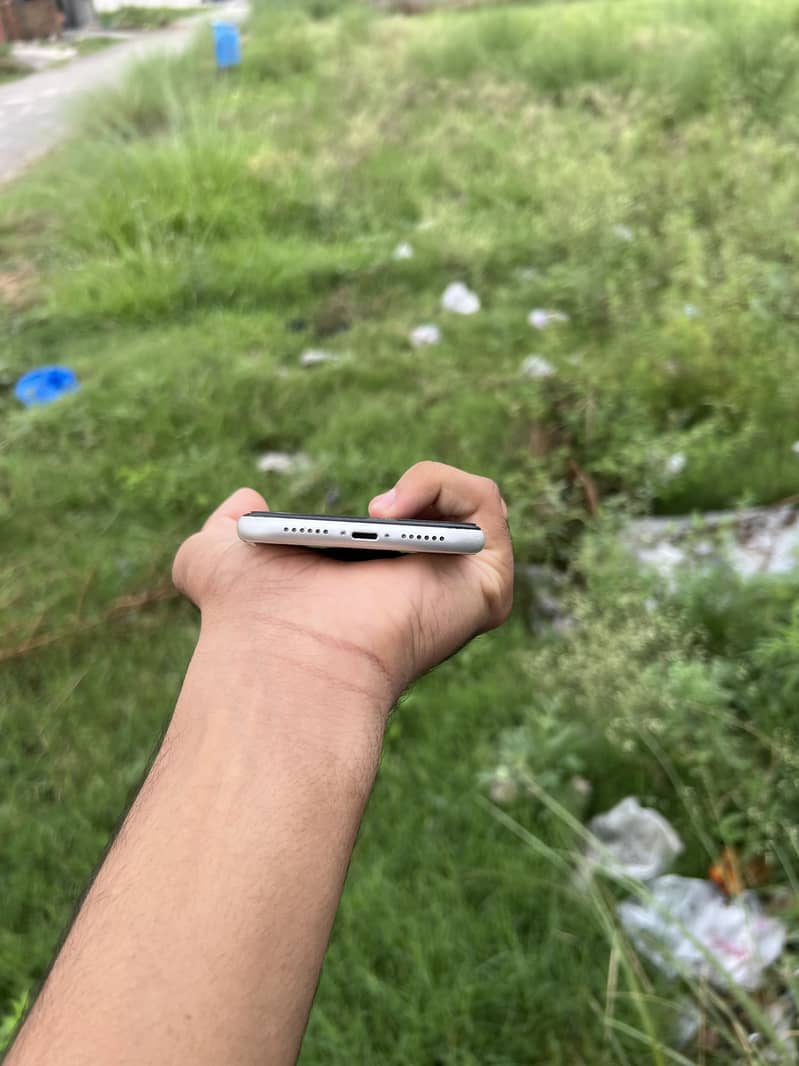Apple iPhone 11 4