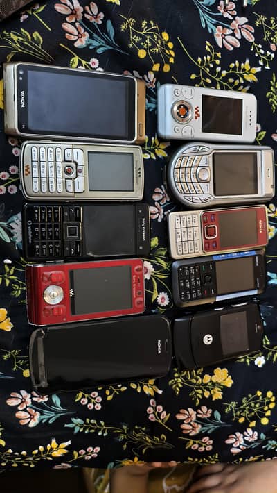 old vintage phonea Nokia Sony Ericsson Motorola