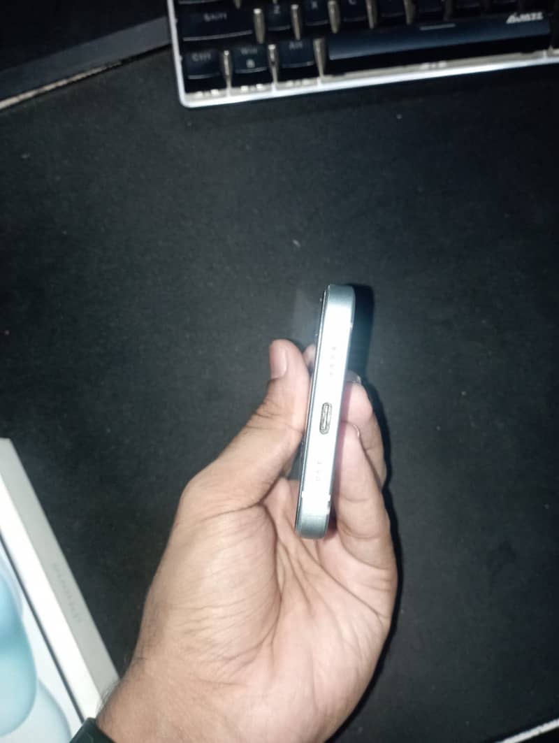 Apple iPhone 15 4