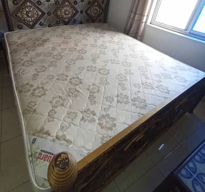 Matriss king size bed good condition with 8 year warranty
