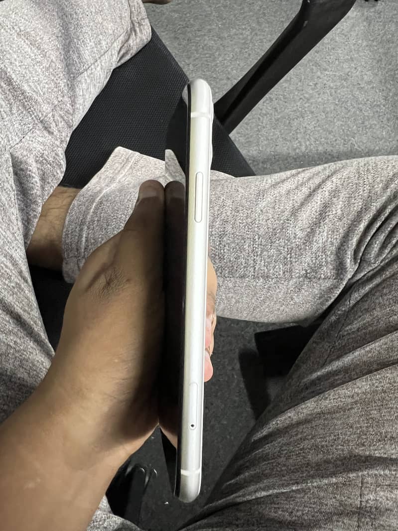 Apple iPhone 11 3