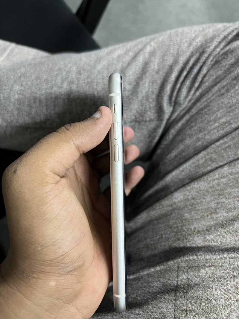 Apple iPhone 11 4