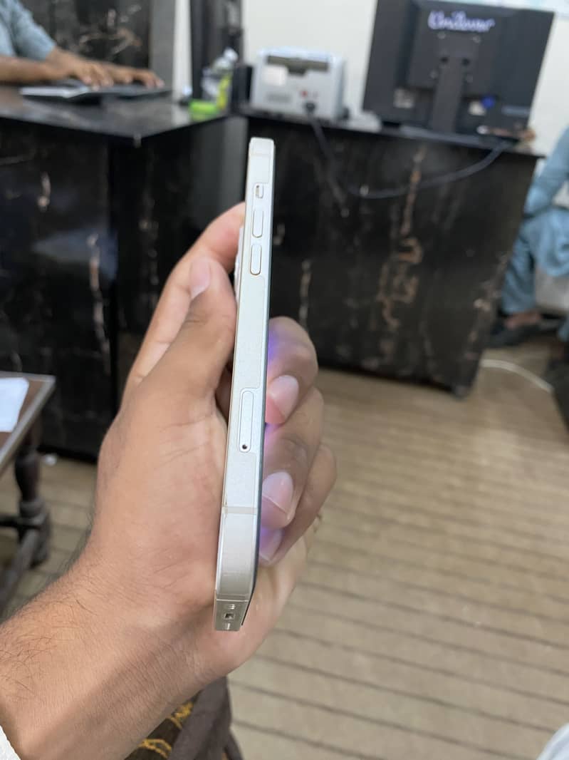 Apple iPhone 13 4