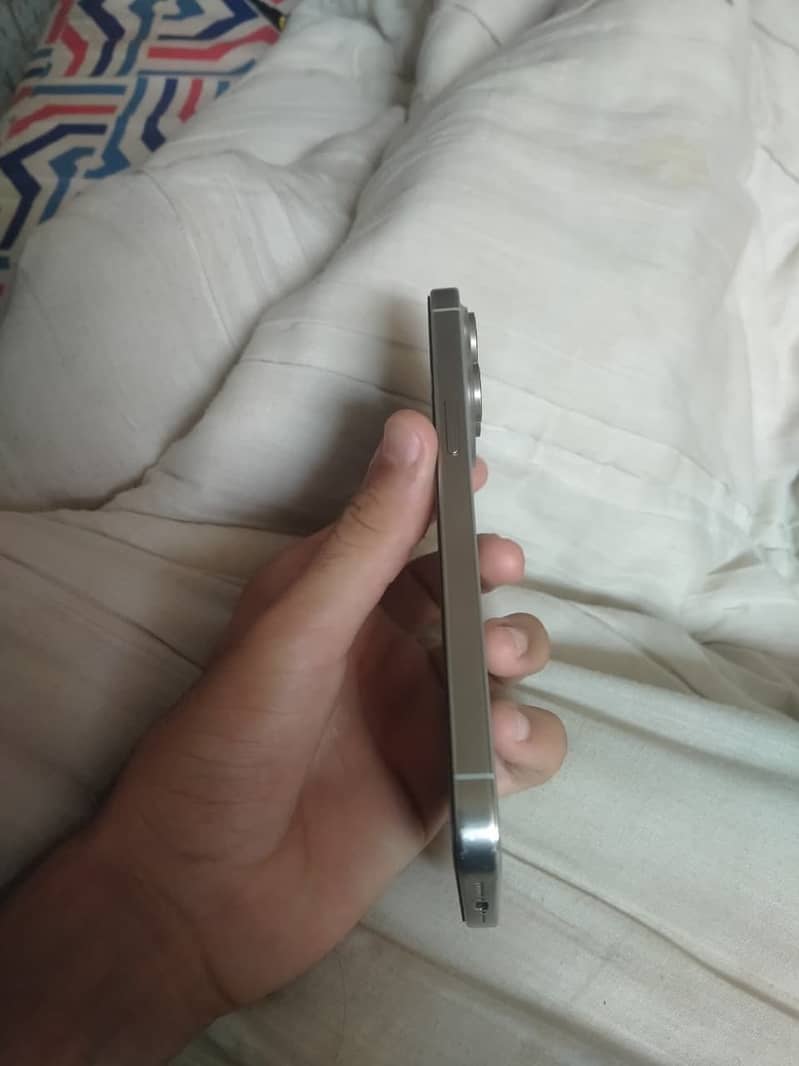 Apple iPhone 15 Pro Max 2