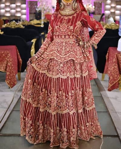 Bridal lhenga with complete jewellery seat and paras sandals
