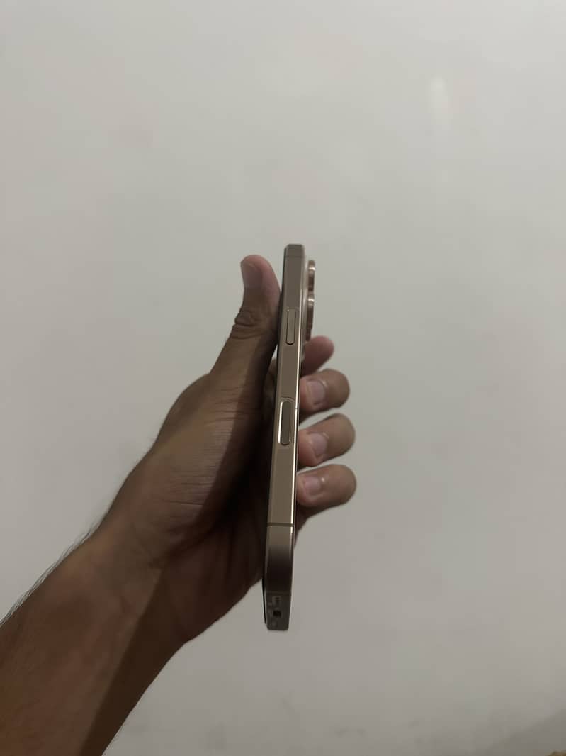 Apple iPhone 16 Pro 3