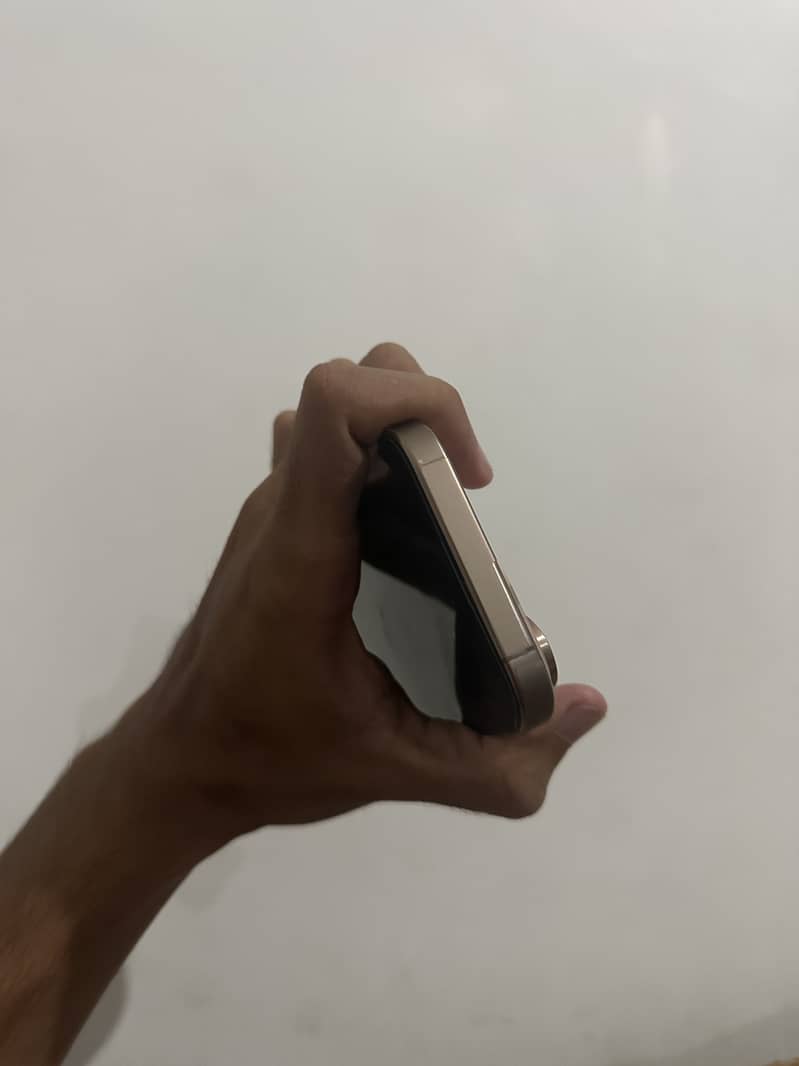 Apple iPhone 16 Pro 4