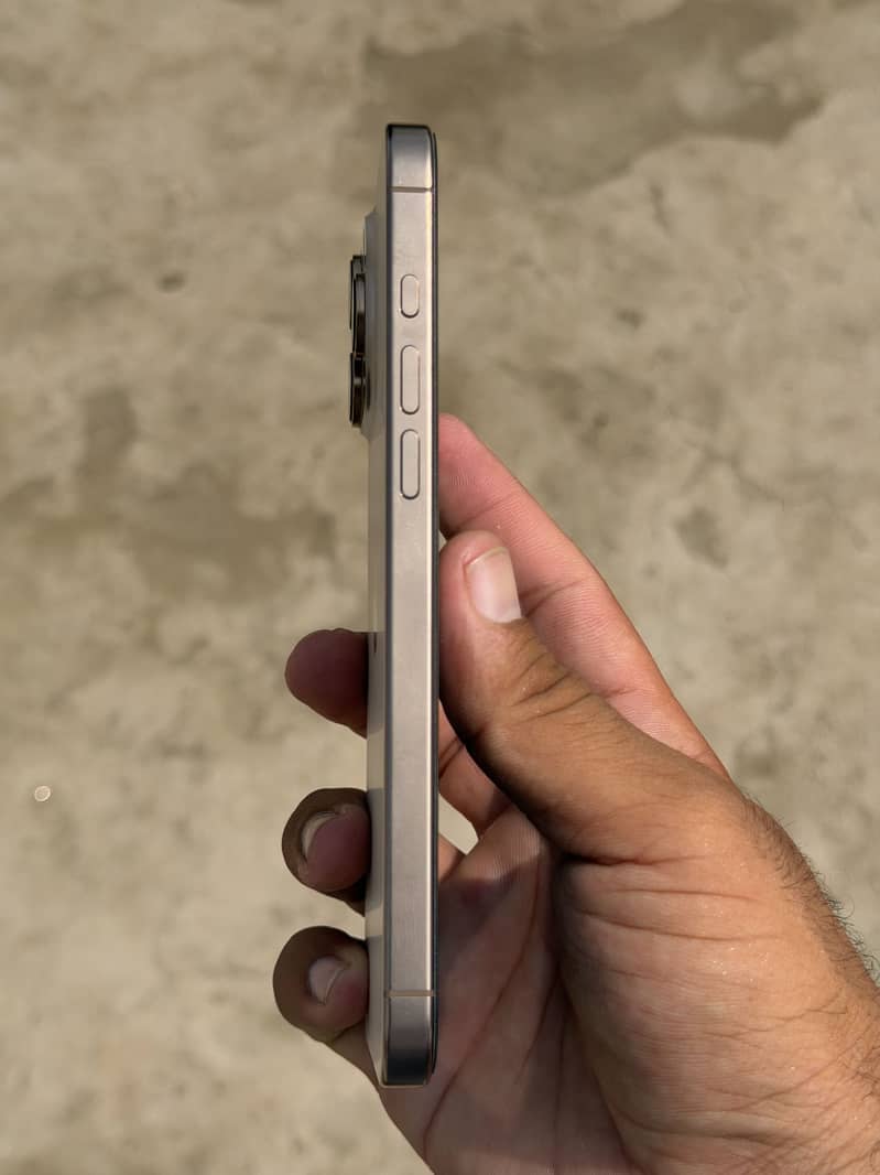 Apple iPhone 16 Pro Max 3