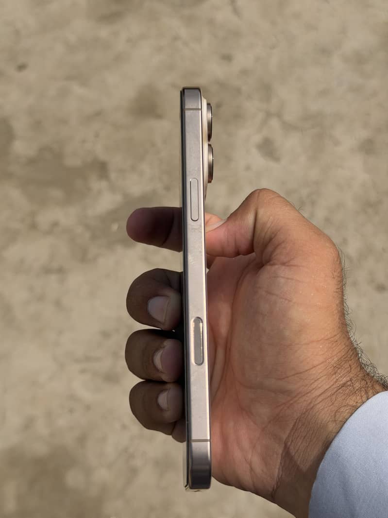 Apple iPhone 16 Pro Max 4