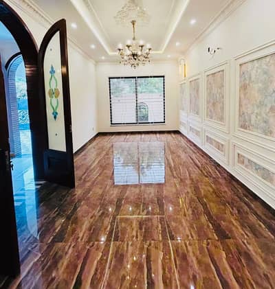 10 Marla Facing park Home For Sale
