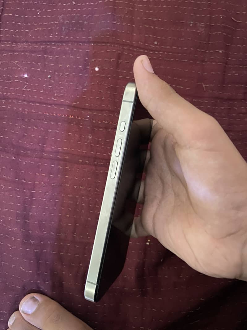 Apple iPhone 15 Pro 3
