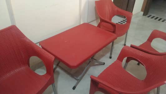 Four Plastic chairs with table condition 9/10