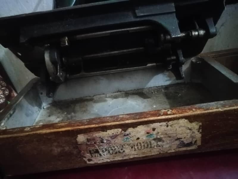 السلام علیکم بھائی سلائی مشین یوز میں ہے ٹھیک چلتی ہے کوئی مسئلہ نہیں 3