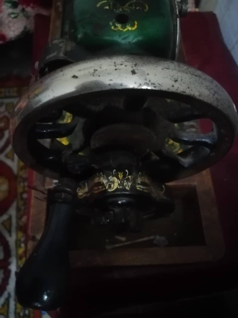 السلام علیکم بھائی سلائی مشین یوز میں ہے ٹھیک چلتی ہے کوئی مسئلہ نہیں 5