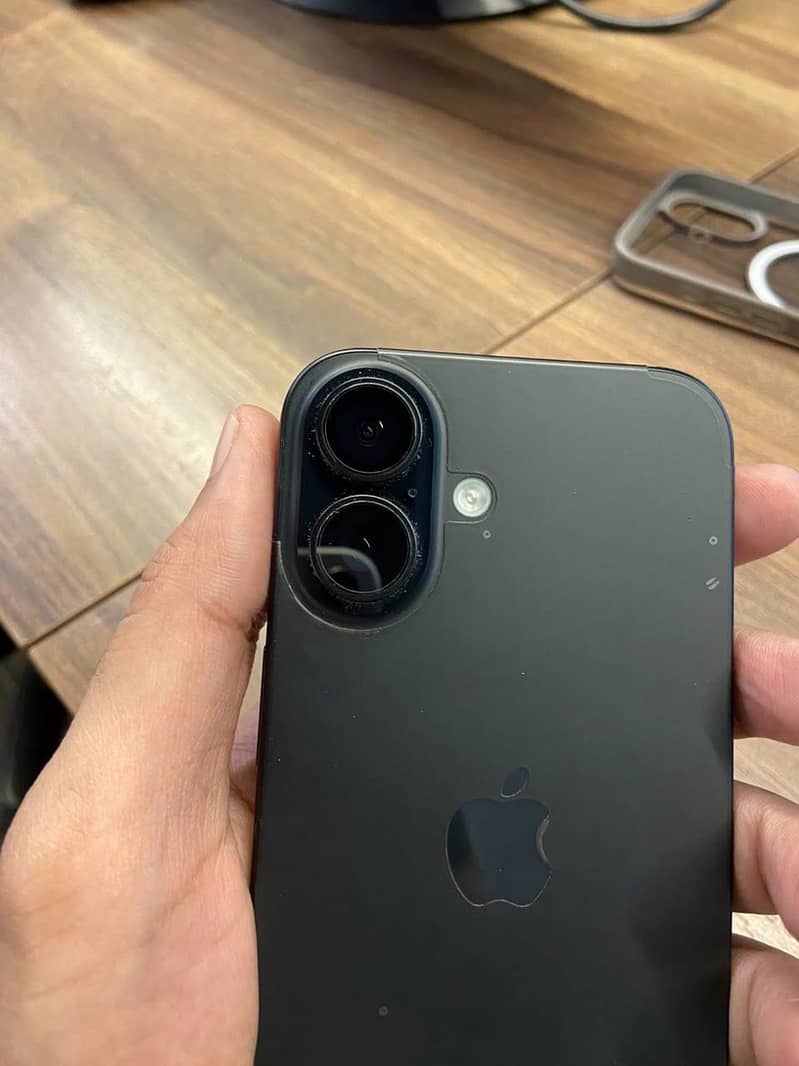 Apple iPhone 16 2