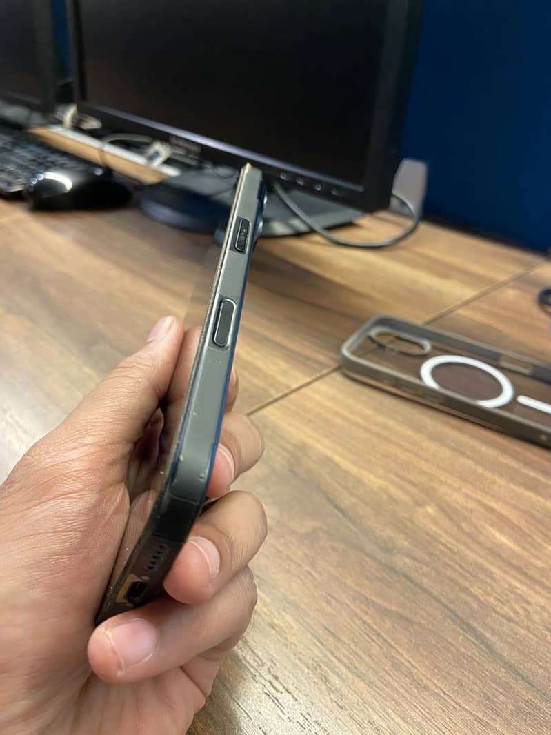 Apple iPhone 16 4
