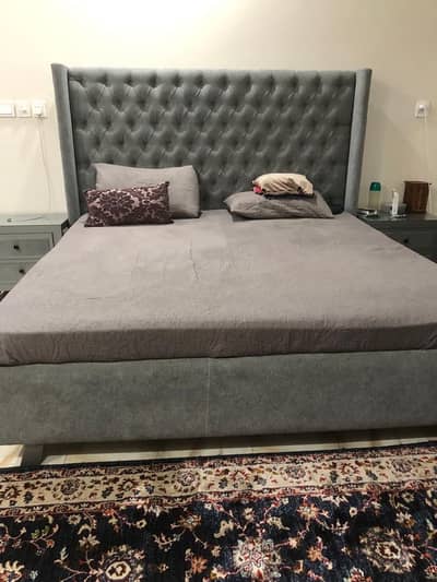 Cushioned king size bed. Excellent new conical