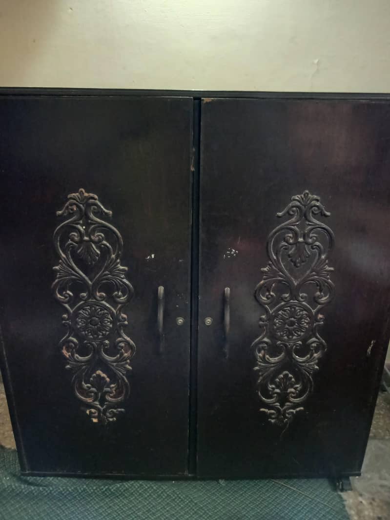 negotiatable cupboard 0