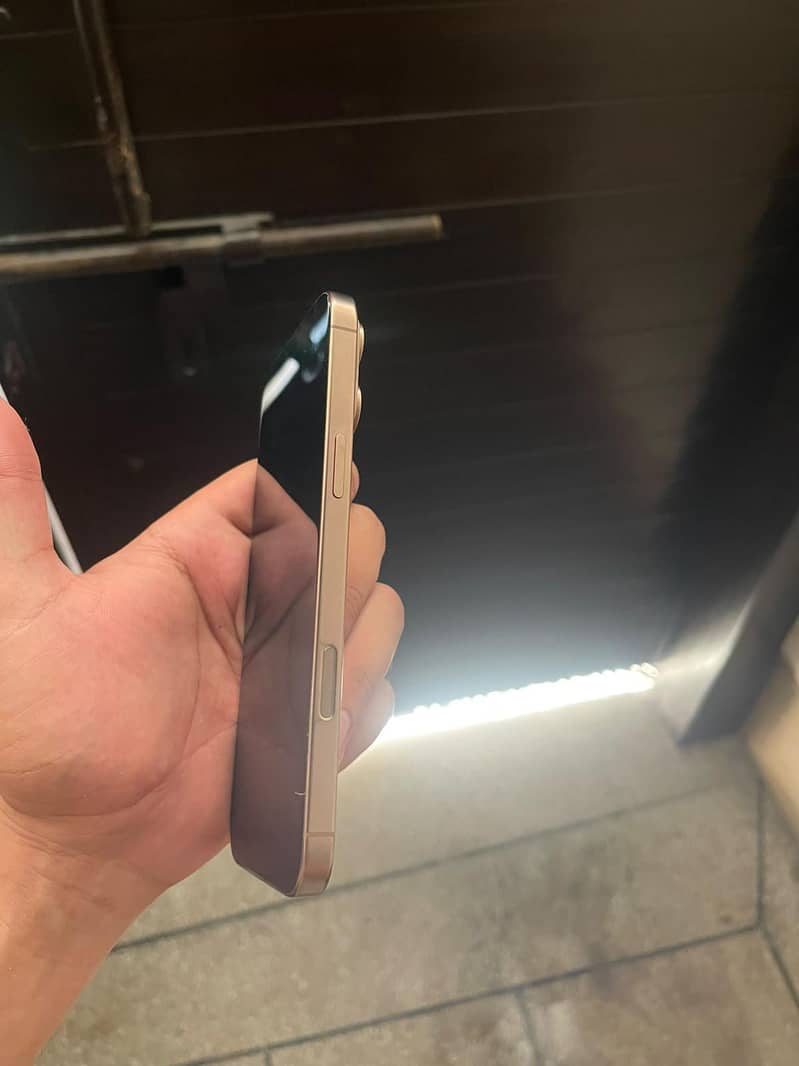 Apple iPhone 16 Pro Max 4