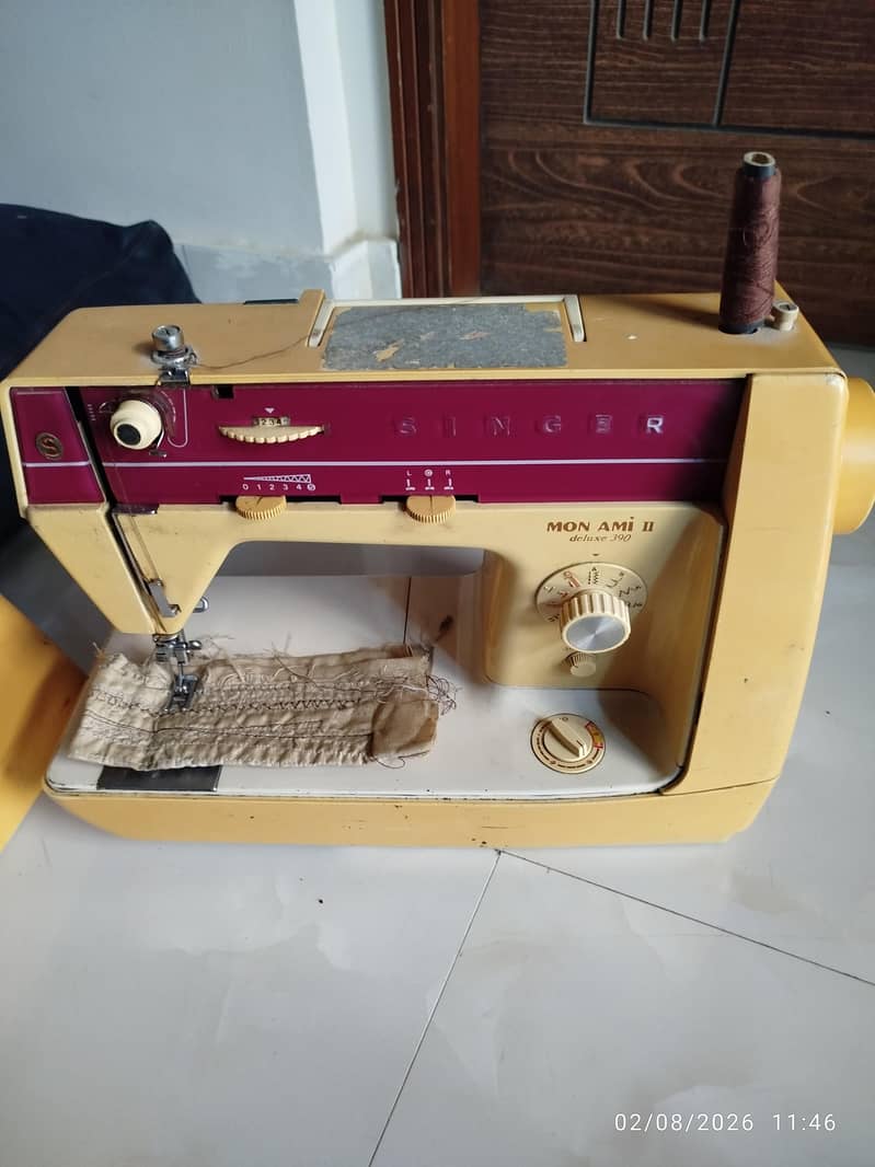 Sewing Machine  Singer 4