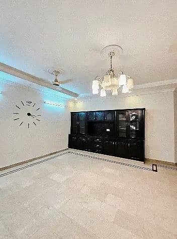 G 13 10 MARLA CORNER BEAUTIFULL HOUSE AVAILABLE FOR SALE