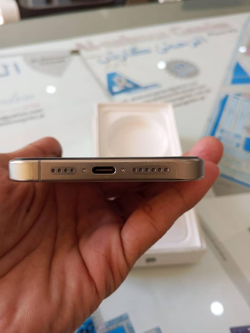Apple iPhone 15 Pro Max 6