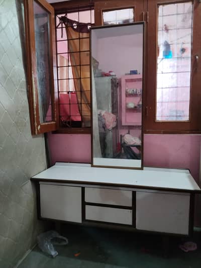 dressing table hai acchi condition mein hai