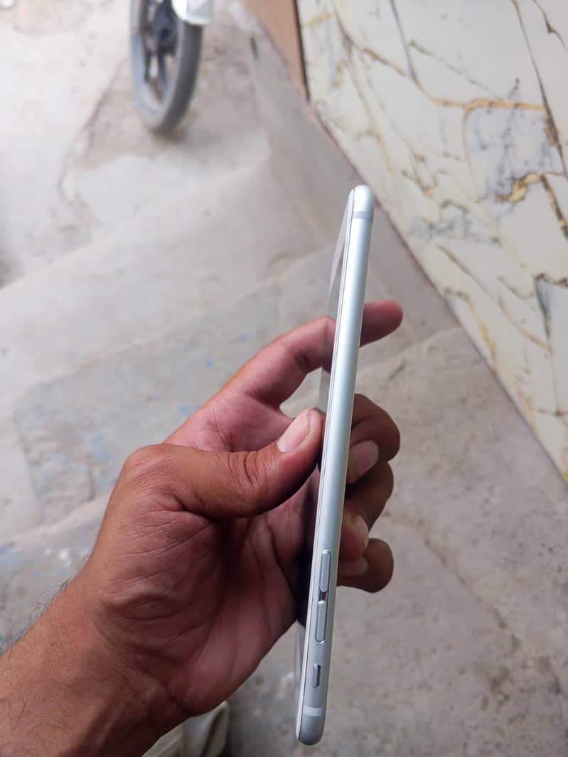 Apple iPhone 6 Plus 3