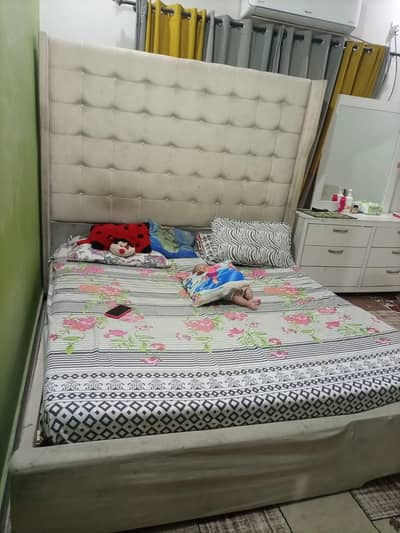 Elegant white bed set