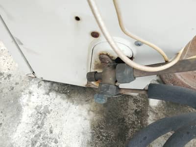 orient company Ac 1ton k hai condition apk smny hai Sahi chal rha hai