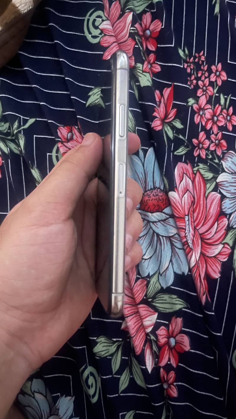 Apple iPhone X 3