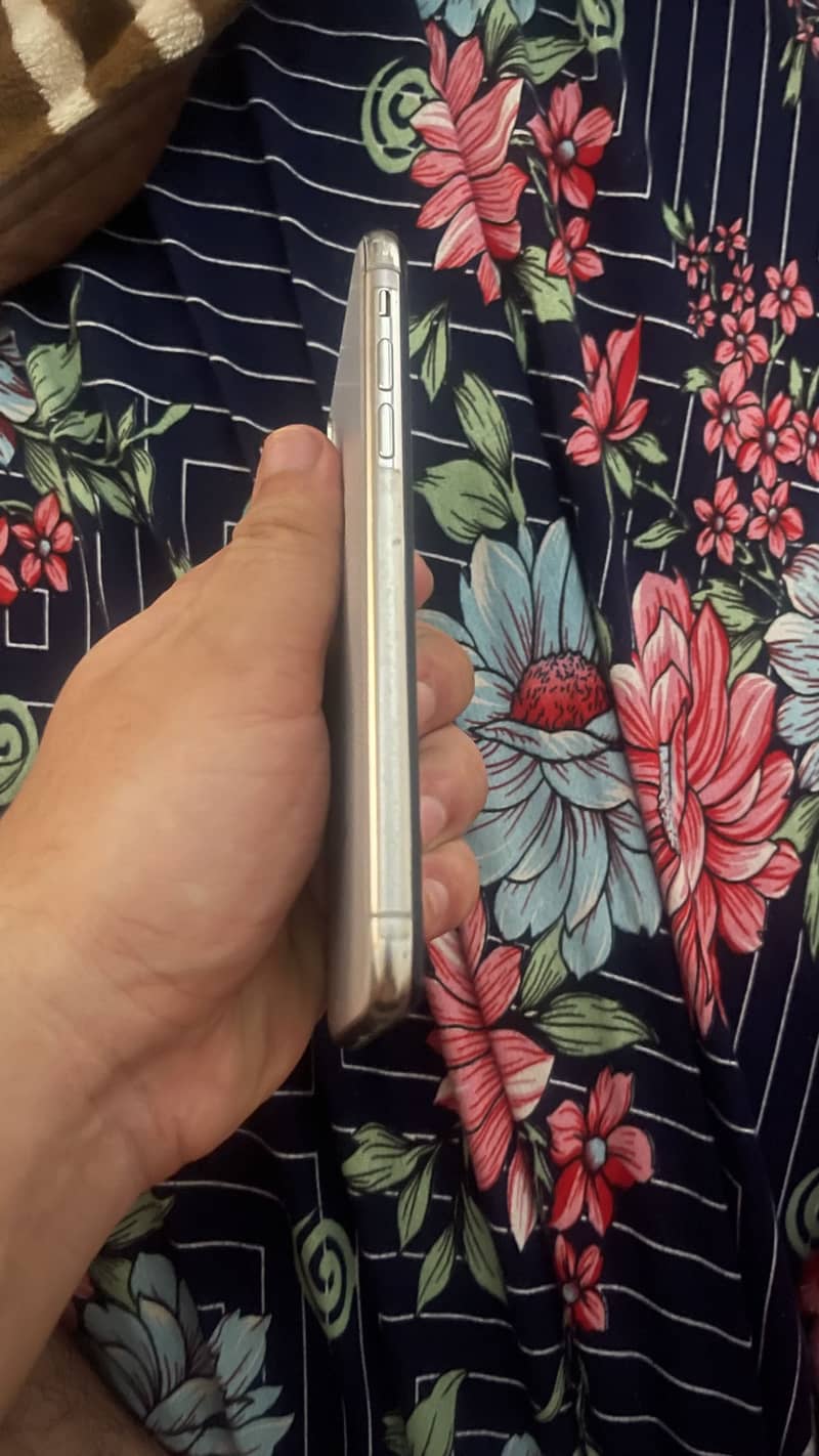 Apple iPhone X 4