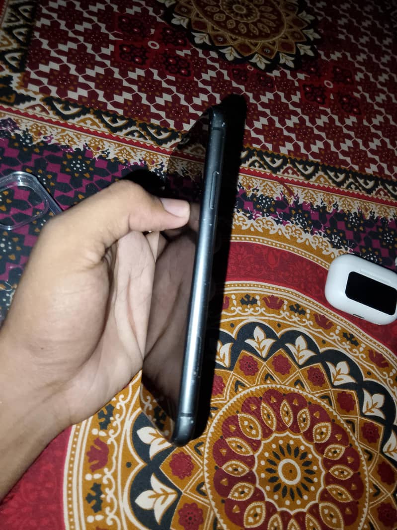 Apple iPhone 11 4