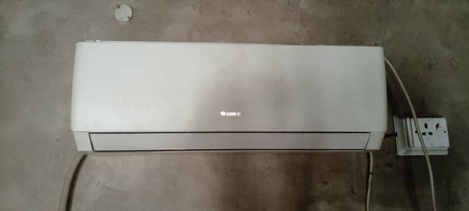 GREE AC 1TON  IN ORIGINAL CONDITION