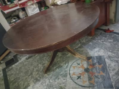 Round table in good condition