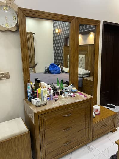 Modern Almost new Dressing table/Drawer/Mirror brown colour