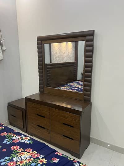Modern Almost new Dressing table/Drawer/Mirror brown colour