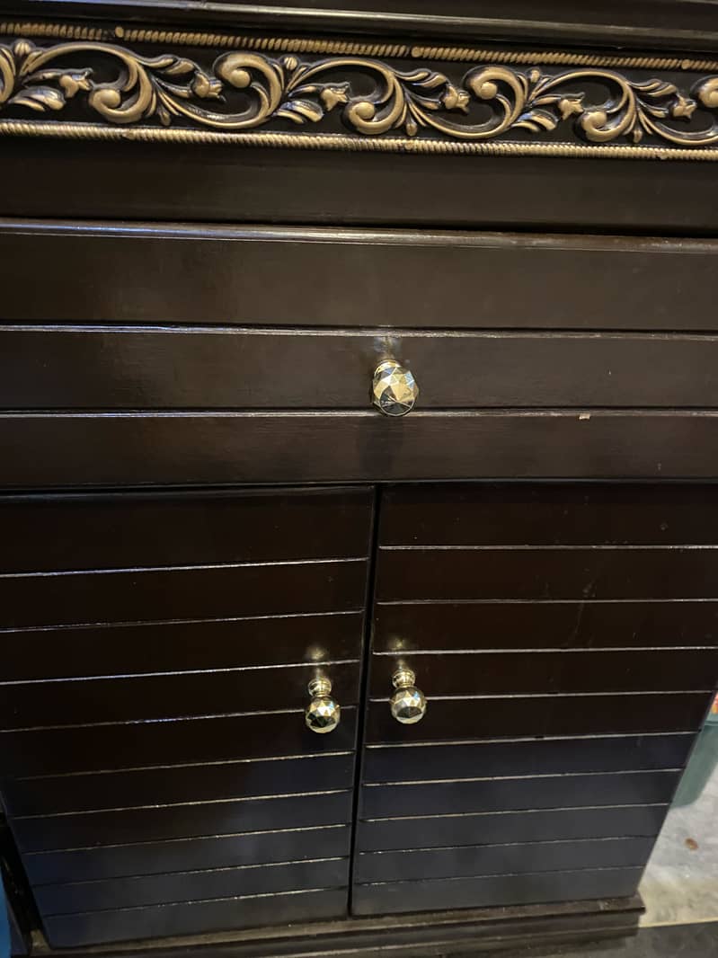 Selling Dressing table 2