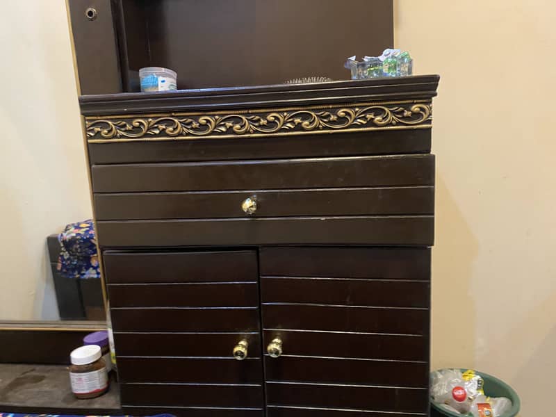 Selling Dressing table 3
