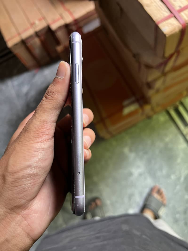 Apple iPhone 11 4
