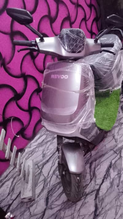 Revoo scooty A11