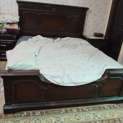 m selling my bed set with side tables and dressing table with mirror