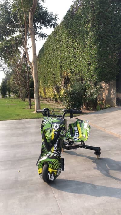 Kids drifting scooter 3 wheel drift bike 100kg capacity + Led+ Horn