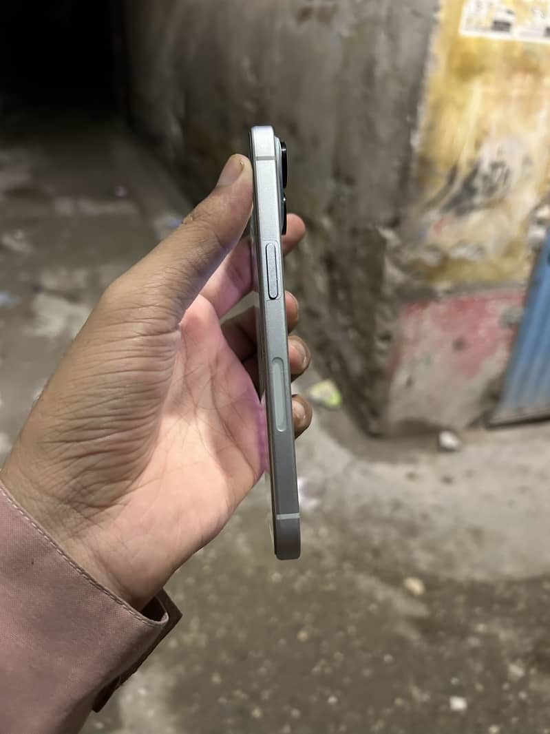 Apple iPhone 15 4