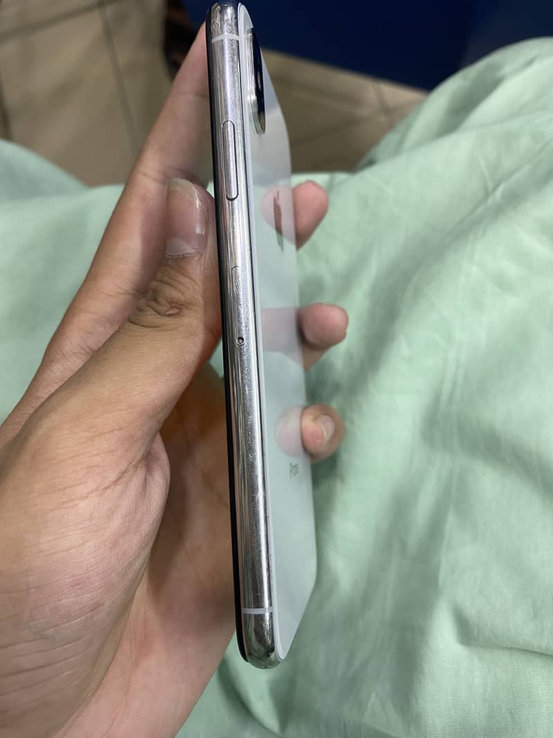 Apple iPhone X 4