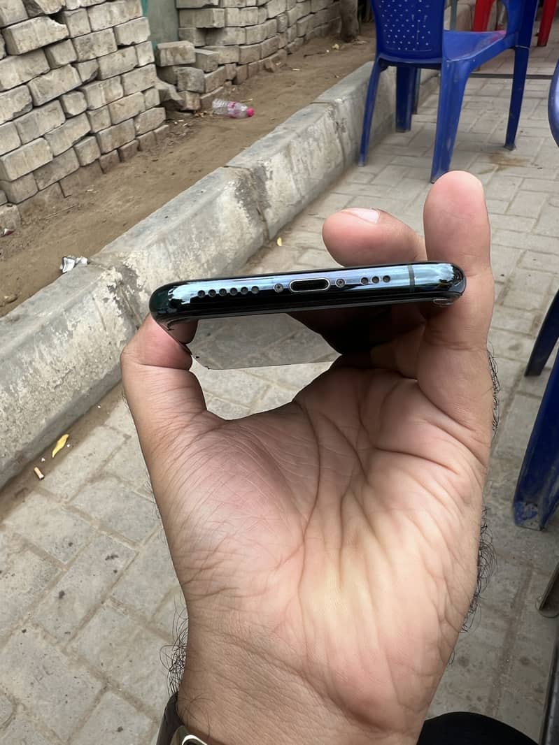 Apple iPhone 11 Pro 4