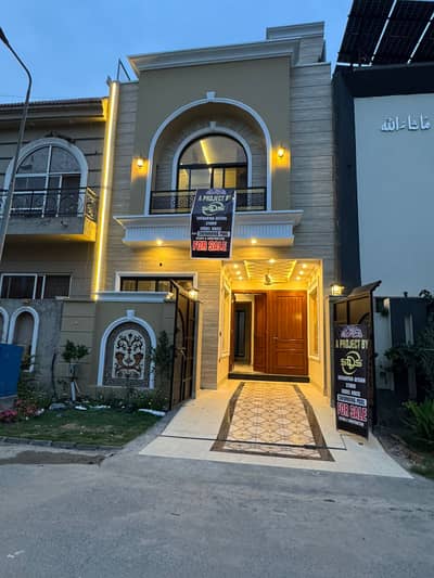 3 MARLA BRAND NEW LAXURY HOUSE WITH SWIMING POOL FOR SALE WITH 3 SPACIOUS BEDROOMS ,NEAR TO PARK ,MASJID AND MAIN BULLEWARD IN AK KABIR TOWN PHASE 2 LAHORE