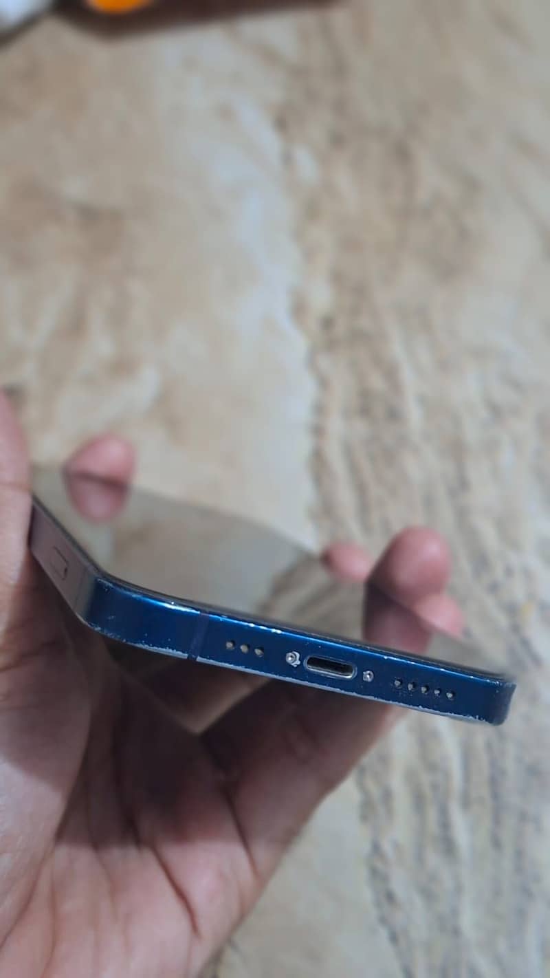 Apple iPhone 12 4
