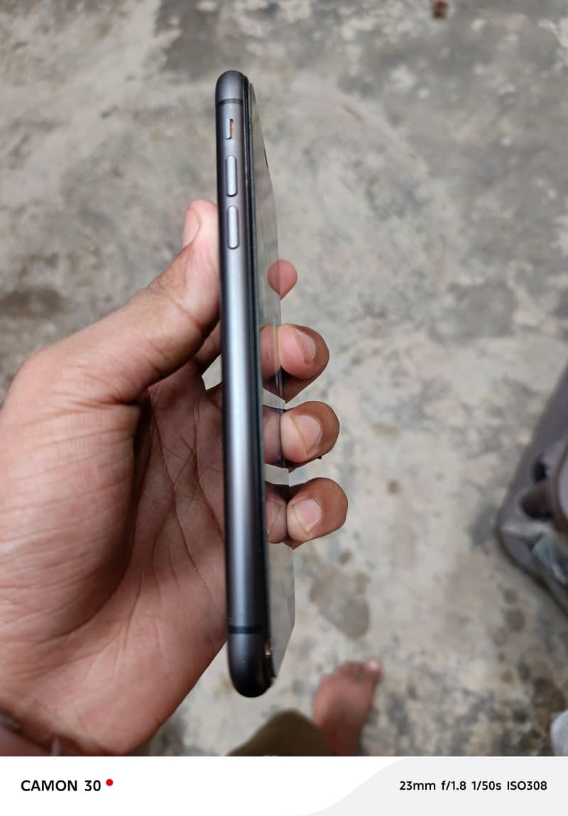 Apple iPhone 11 4